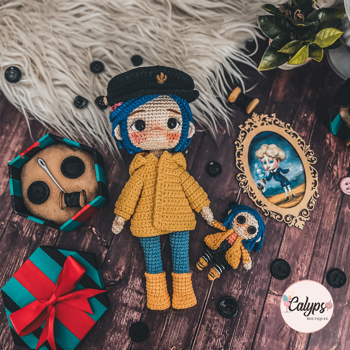 Coraline Jones | Patrón de crochet – Calypso Boutiquee